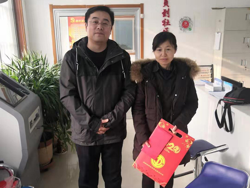 公司領導走訪、慰問社區(qū)困難家庭